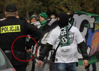 Policja chwyta za broń!