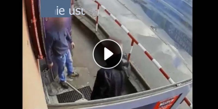 Policja bije łomem! Film! Policja bije łomem! Film!