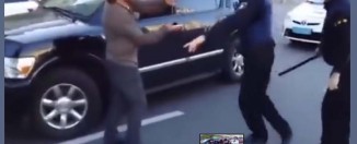 Zapaśnik bije policję!