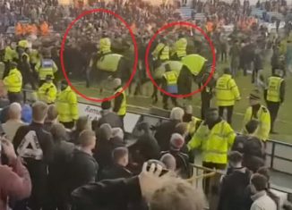 policja wtargnęła na boisko!