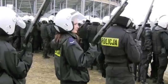 Policja gotowa do bicia kibiców!